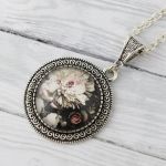 Medalion White Flower - wisior vintage