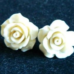 Kremowe róże, różyczki z korala, kolczyki na srebrnych sztyftach