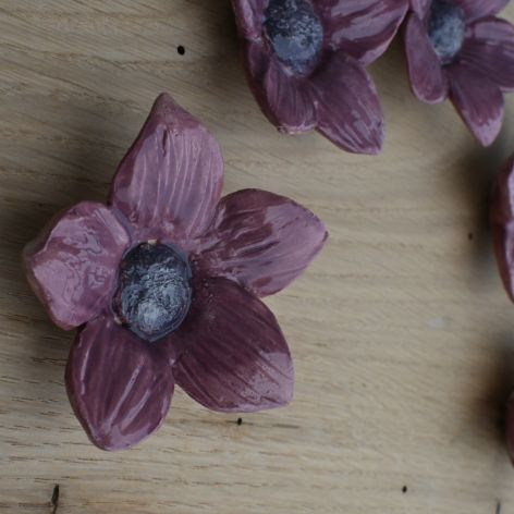 Fioletowy kwiatek ceramiczny