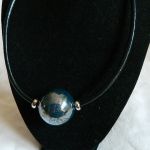 Porcelana i skóra, kula na rzemieniu, naszyjnik dla minimalistki - 