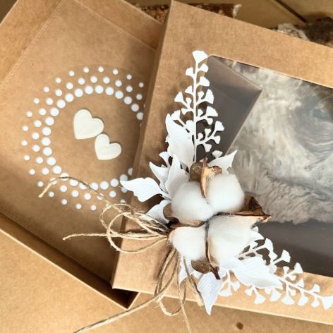 023,bawełniana rocznica ślubu z kwiatem bawełny