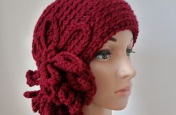 Elegancka czapka z kwiatem