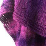 Ponczo w odcieniach fioletu - plisa na rękawie