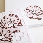 Kartka UNIWERSALNA - różowo-burgundowe kwiaty - Kartka z różowo-burgundowymi kwiatami