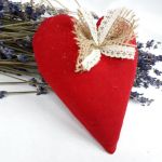 serca lawendowe czerwone - czerwone serce wypełnione lawendą