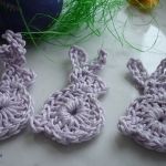 Małe zajączki szydełkowe - fioletowe zajączki