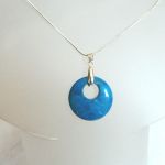 Niebieski agat szalony, delikatny wisiorek, kółko, donut - 