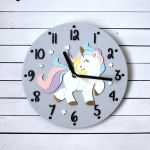 Zegar dla dziewczynki szary z kolorowym jednorożcem - zegar z kolorowym jednorożcem