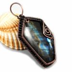 Miedziany wisior z labradorytem unisex - miedziany wisior z labradorytem