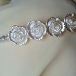 Opaska z perłowymi różyczkami - opaska dla dziewczynki