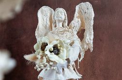 Rzeźba aniołka z bukietem