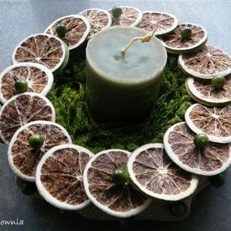 Zielona świeca wśród limonek i koralików - odsłona druga