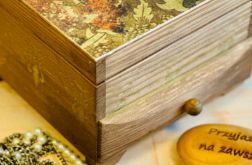 Toaletka z lusterkiem, naturalne drewno, złote wzory, prezent