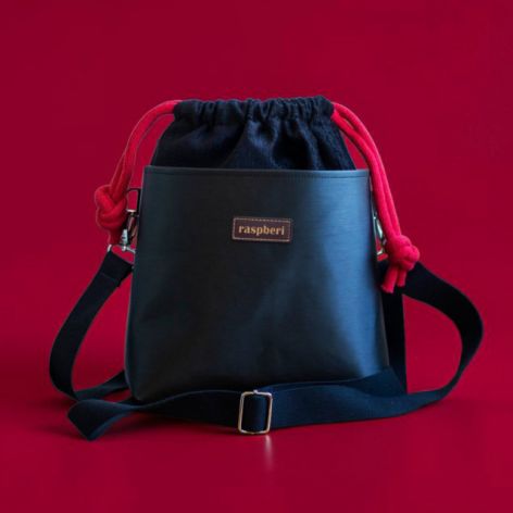 Czarna listonoszka handmade z weluru i ekoskóry torebka z kominem