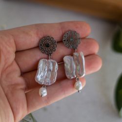 Stalowe kolczyki z naturalnymi perłami