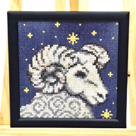 Haftowany Obraz Baran Zodiakalny w Ramie 17x17 cm – Unikalny Prezent
