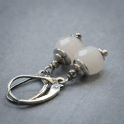 Kolczyki opal biały mleczny, fasetowane kostki 7mm srebro oksydowane 925