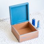 Pudełko drewniane - Panna misiowa - To pudełko z misiem w wianku z niezapominajek idealne dla dziewczynki. Zostało pokryte farbą akrylową w dwóch odcieniach i dodatkowo zostało ozdobione metodą decoupage.