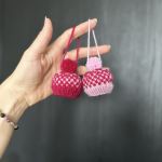 OZDOBY CHOINKOWE, różowe, 2 SZT - Ozdoba choinkowa, mini-czapeczka, malinowe - zestaw 2 szt