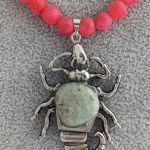 Naszyjnik ze znakiem zodiaku - Skorpion oraz koralikami z agatu - Wisiorek