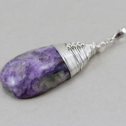 Czaroit i srebro - wisiorek w oplocie