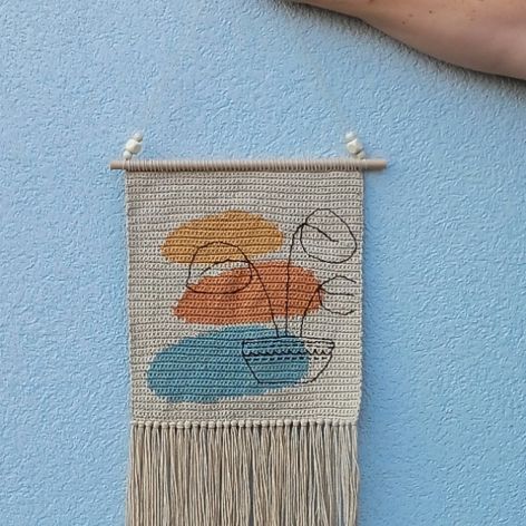 Minimalistyczna haftowana makatka