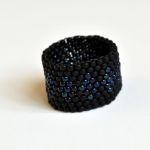 Pierścionek koralikowy czarny 7 - pierścionek-obrączka z koralików