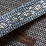 Kopertówka z szarej plecionki na kolorowym pasku - 