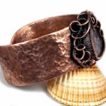 Czaroit, miedziana bransoletka z czaroitem - młotkowana miedz szeroka bransoletka