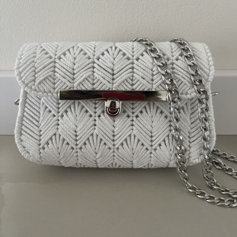 Torebka „Biała Elegancja” – ręcznie wykonana, z połyskującym splotem