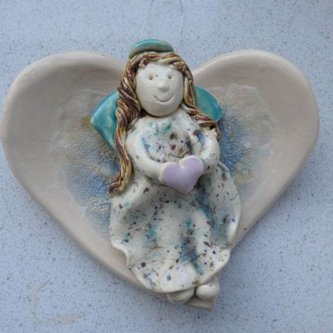 Aniołek ceramiczny na dużym sercu