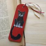 Zakładki malowane - Koty w czerwieni - kot czarny ze skarpetkami