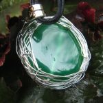 Piękny wisior - zielony agat w aureoli, metaloplastyka - 