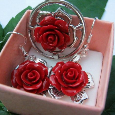 Czerwone róże z korala, zestaw biżuterii