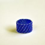 Pierścionek koralikowy kobaltowy - pierścionek koralikowy w paski