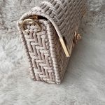 Beżowa pleciona torebka handmade z złotym łańcuszkiem – elegancka torebka damska na co dzień i okazje - 