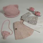 Lalka z ubrankami,  w różowym kapeluszu - dwustronna tunika dla lalki