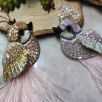 Broszka w kształcie ptaka – elegancka biżuteria handmade - Tył wykończony ekoskórą i solidnym zapięciem – trwałość i komfort noszenia.