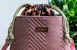 Listonoszka z pikowanego weluru z kominem w panterkę