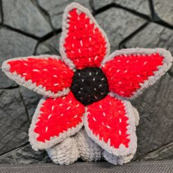 Szydełkowa maskotka Demogorgon z Stranger Things - handmade amigurumi