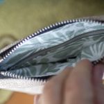 Mini beżowa kopertówka z weluru - 