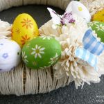 Wianek z pisankami i motylami w kwiatach - 