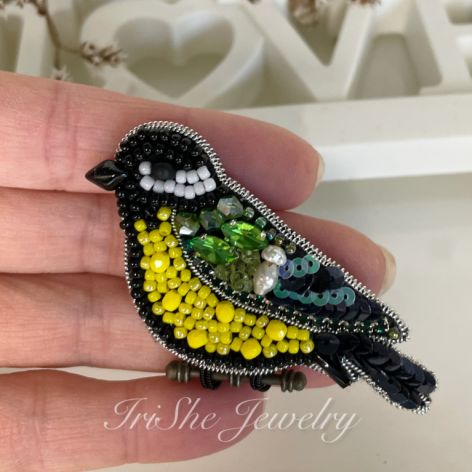 Broszka Sikorka z kamieniami naturalnymi 