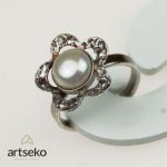 Srebrny pierścień z perłą a567 - srebrny pierścionek z perłą w kształcie kwiatuszka