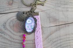 Brelok Live Your Dream z różową koronką i charmsami
