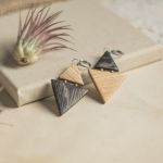 Dwukolorowe drewniane kolczyki - biżuteria z drewna