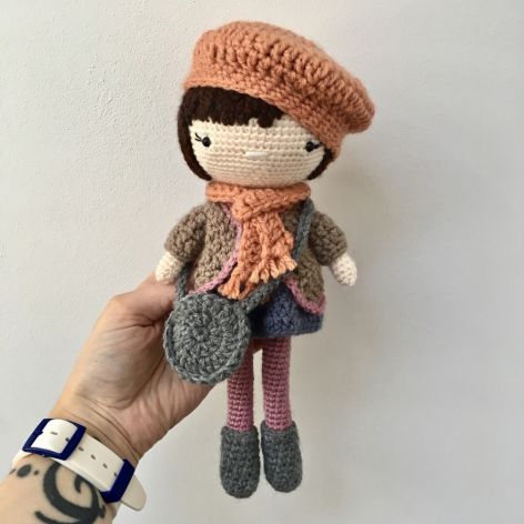 Lalka szydełkowa zdejmowany beret sweterek 