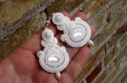 W kolorze Jasno-Kremowym kolczyki sutasz