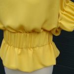 szyfonowa żółta bluzka - zbliżenie na bluzkę