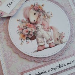 Kartka urodzinowa z uroczym konikiem w ogrodniczkach